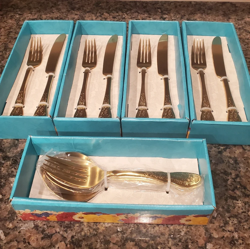 The Pioneer Woman 24-Pc. Hostess & Flatware Set - Picture 1 of 12
